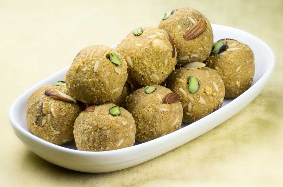 Atta & Gond Ke Laddoo