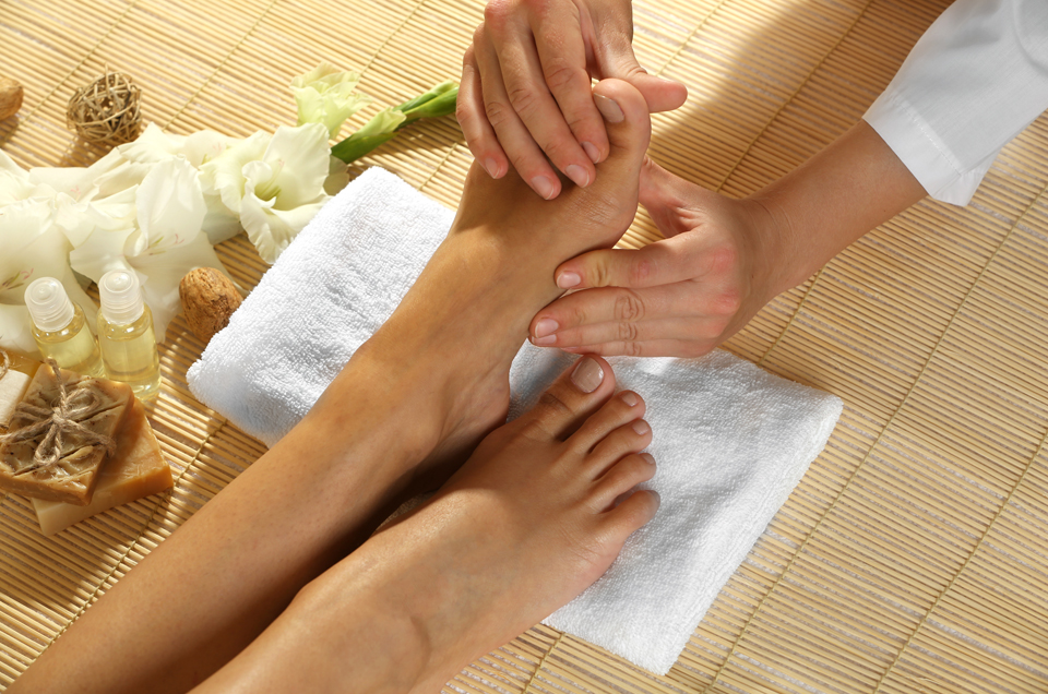 Easy steps for Ayurvedic feet massage at home